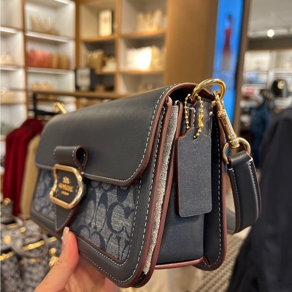 Coach | Bags | Nwtcoach Morgan Shoulder Bag In Signature  NWT！COACH MORGAN SHOULDER BAG IN SIGNATURE CHAMBRAY
COACH CH137